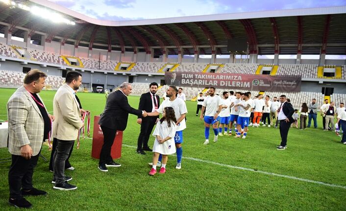 Siverek Belediyespor’a Karşı Kazanan Adaletgücü Spor Kupayı Kaldırdı (3)