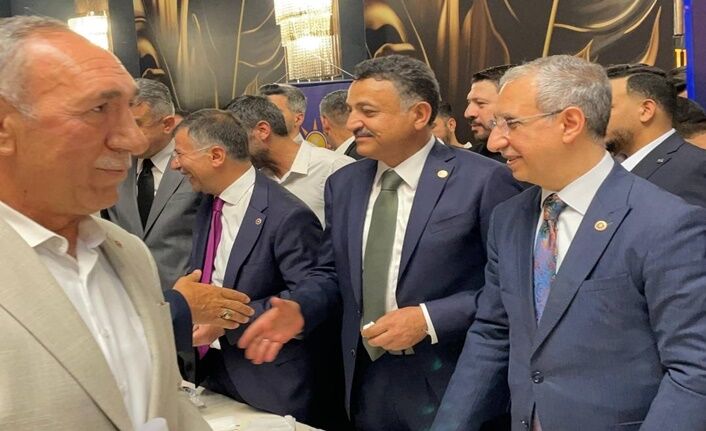 Suruç Kanaat Önderi Orhan Akaslan Belgeyi İbrahim Eyyüpoğlu’na Verdi (2)