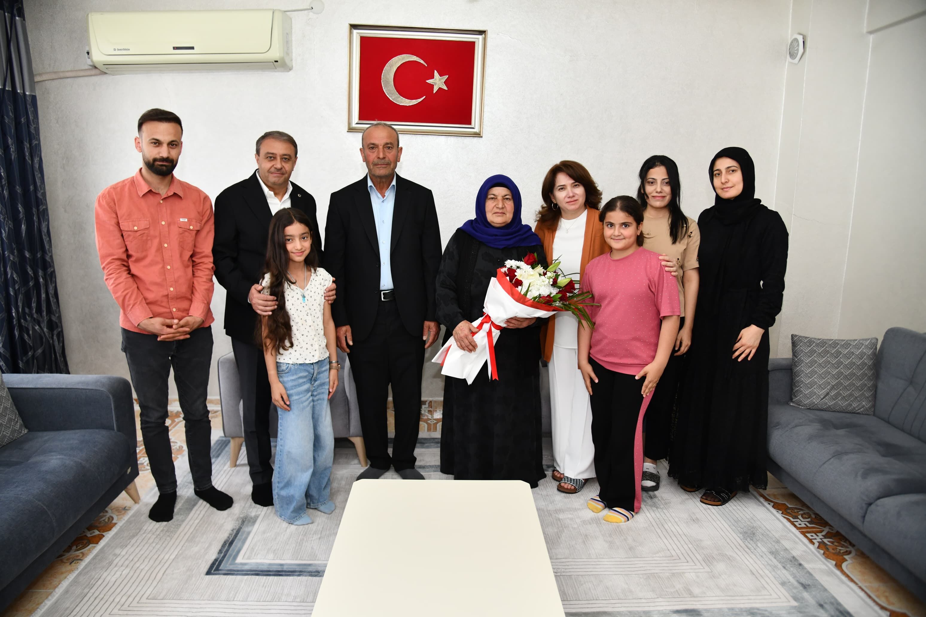 Vali̇ Şildak'tan Şehi̇t Annesi̇ne Anlamli Zi̇yaret