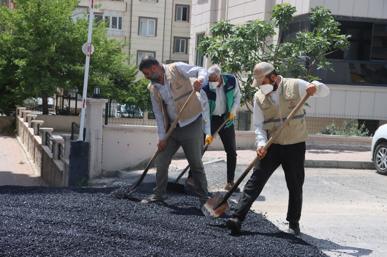 KARAKÖPRÜ’DE BOZULAN YOLLAR SICAK ASFALTLA YENİLENİYOR-1