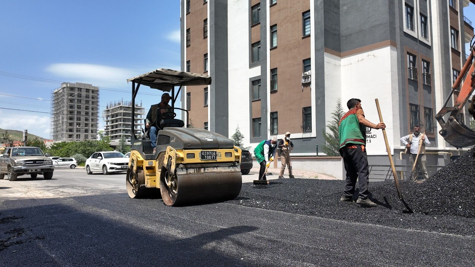KARAKÖPRÜ’DE BOZULAN YOLLAR SICAK ASFALTLA YENİLENİYOR-2