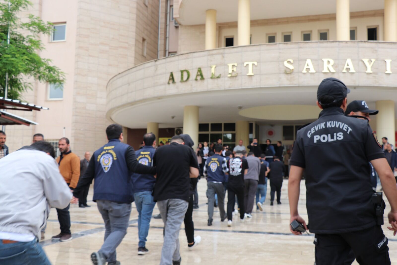 Şanlıurfa Merkezli 3,6 Milyar TL’lik Operasyon: Şüpheliler Adliye’ye Sevk Edildi