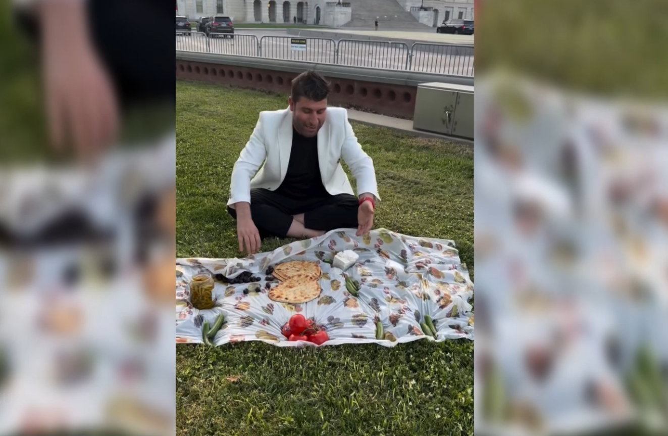 Ytl Osman, Beyaz Saray Önünde Piknik Yaptı