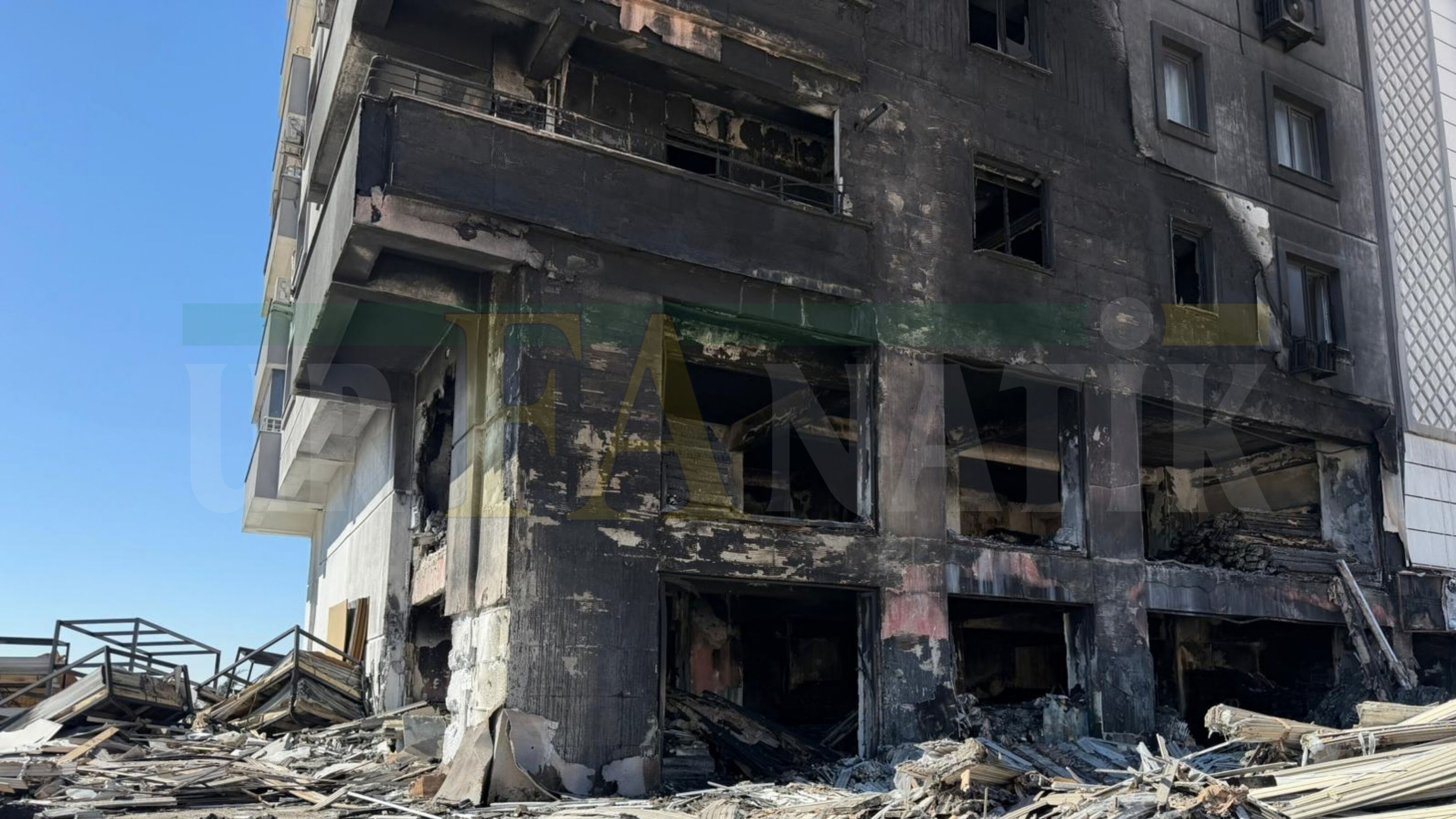 3 Saatte Söndürülen Yangından Geriye Korkutan Manzara Kaldı-1