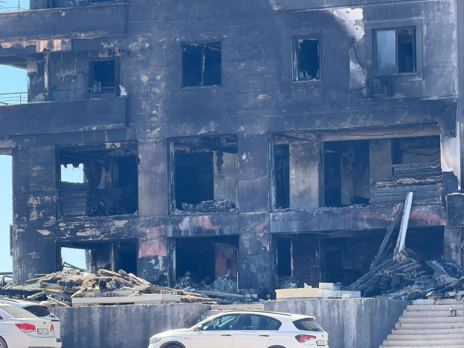 Alevlerin 6’Ncı Kata Ulaştığı Binada Acı Tablo Gün Ağarınca Ortaya Çıktı