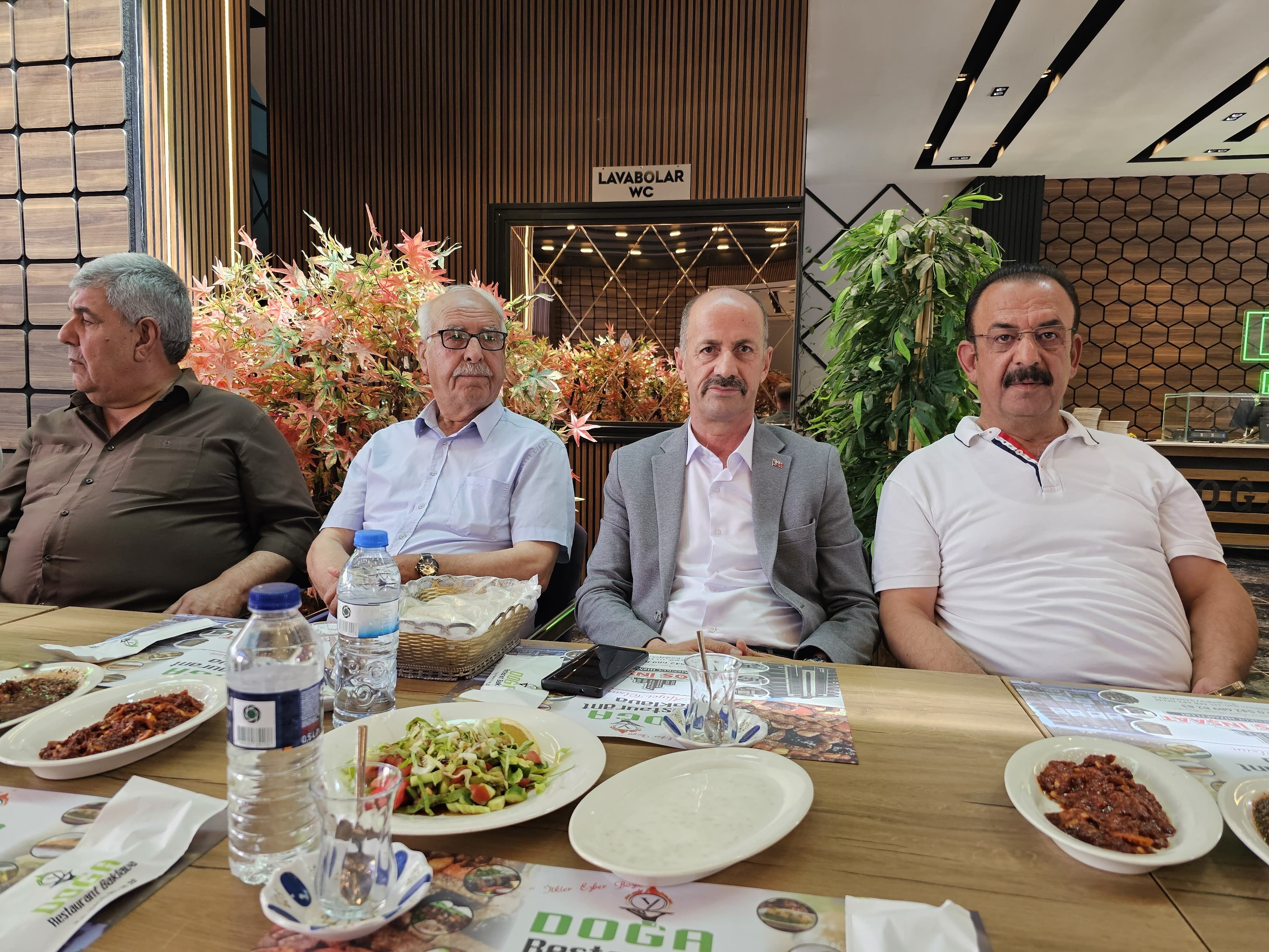 Bariş Yemeği̇nde Taraflar Bi̇r Araya Geldi̇