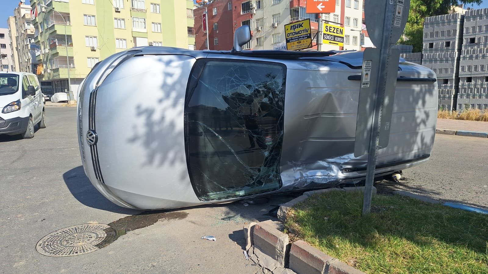 Birecik'te Hafif Ticari Araç Ile Otomobil Çarpıştı