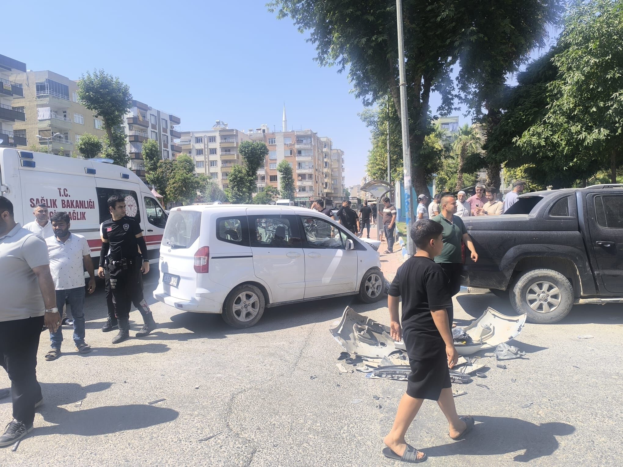 Birecik’te Kontrolden Çıkan Hafif Ticari Araç Direğe Çarptı (1)