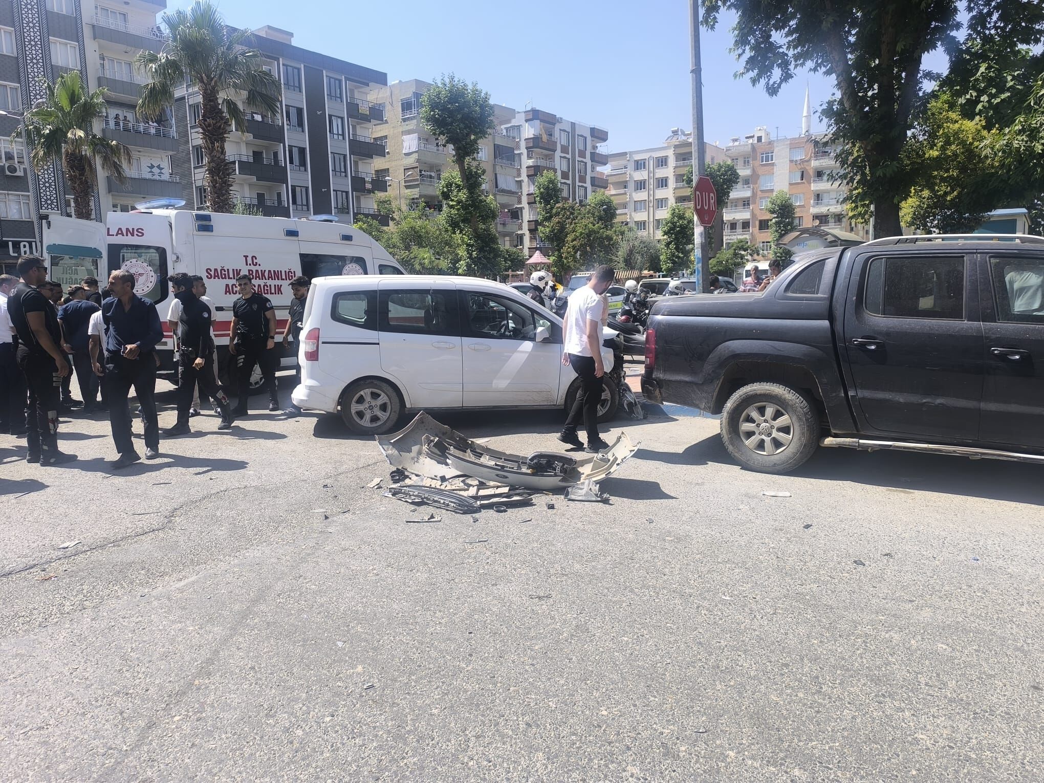 Birecik’te Kontrolden Çıkan Hafif Ticari Araç Direğe Çarptı (2)