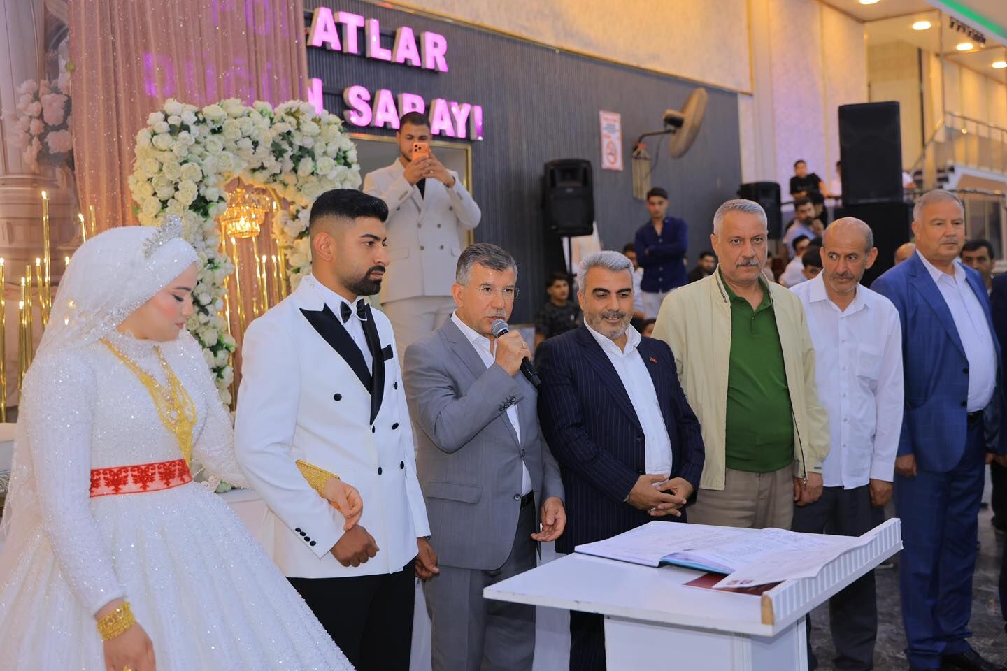 Davetli̇ler Genç Çi̇fti̇n Mutluluğuna Ortak Oldu