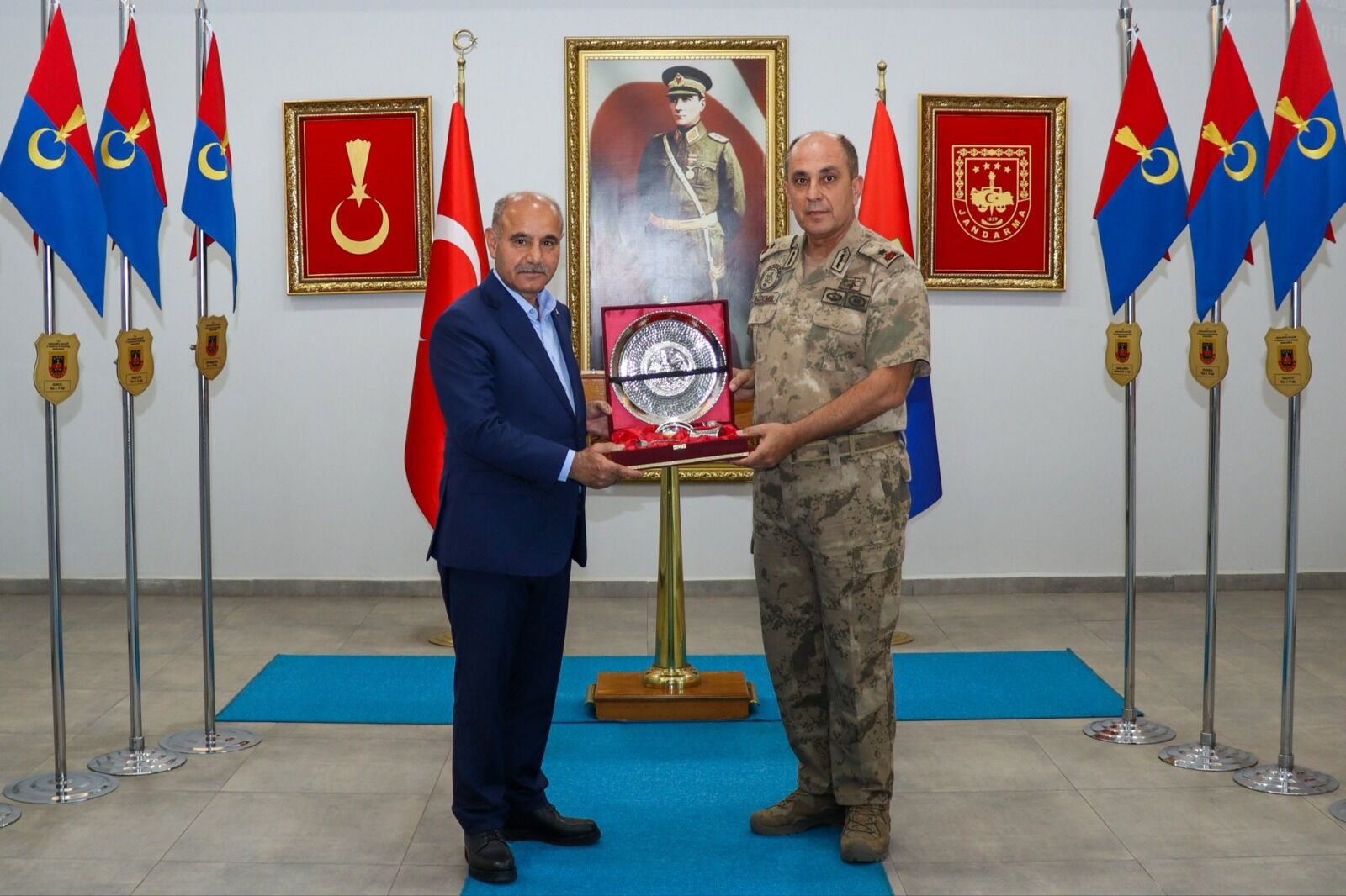 Eski Bakan Yardımcısı Mehmet Aktaş’tan Şanlıurfa İl Jandarma Komutanlığı’na Ziyaret