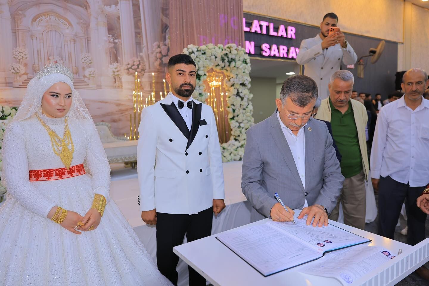 Genç Çi̇fte Tebri̇k Ve Mutluluk Mesaji
