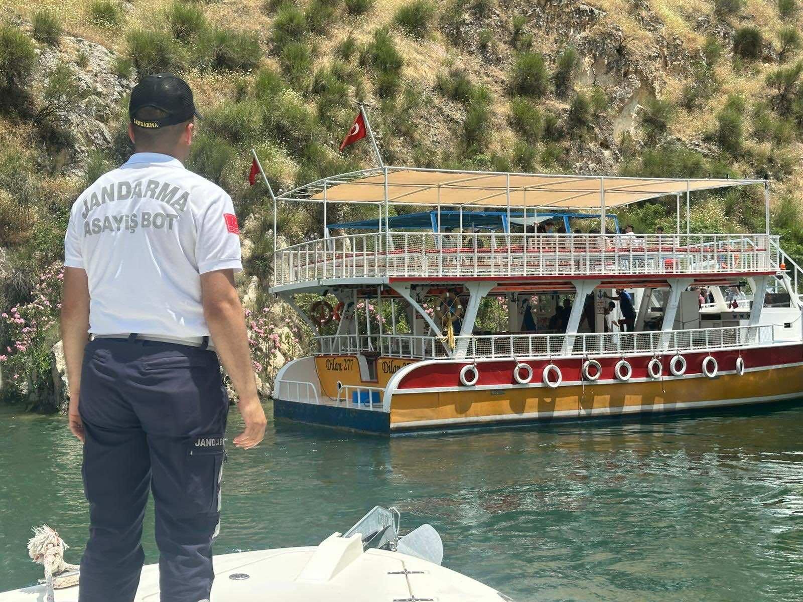 Halfeti’de Arızalanan Tur Teknesindeki Yolcular Tahliye Edildi