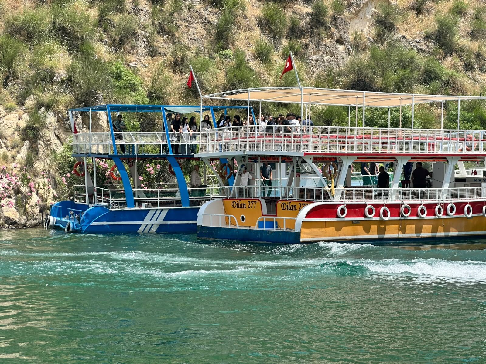 Halfeti’de Arızalanan Tur Teknesindeki Yolcuları Jandarma Ekipleri Tahliye Etti