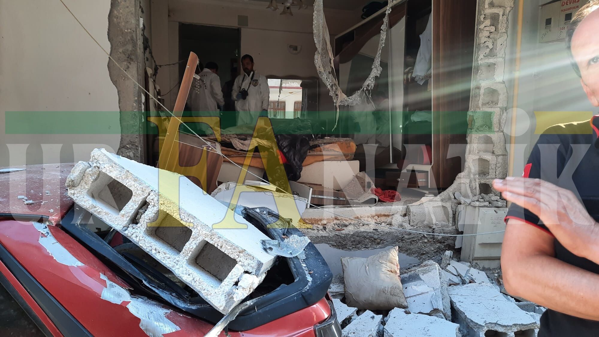 Haliliye'de 3 Katlı Apartmanda Patlama (1)