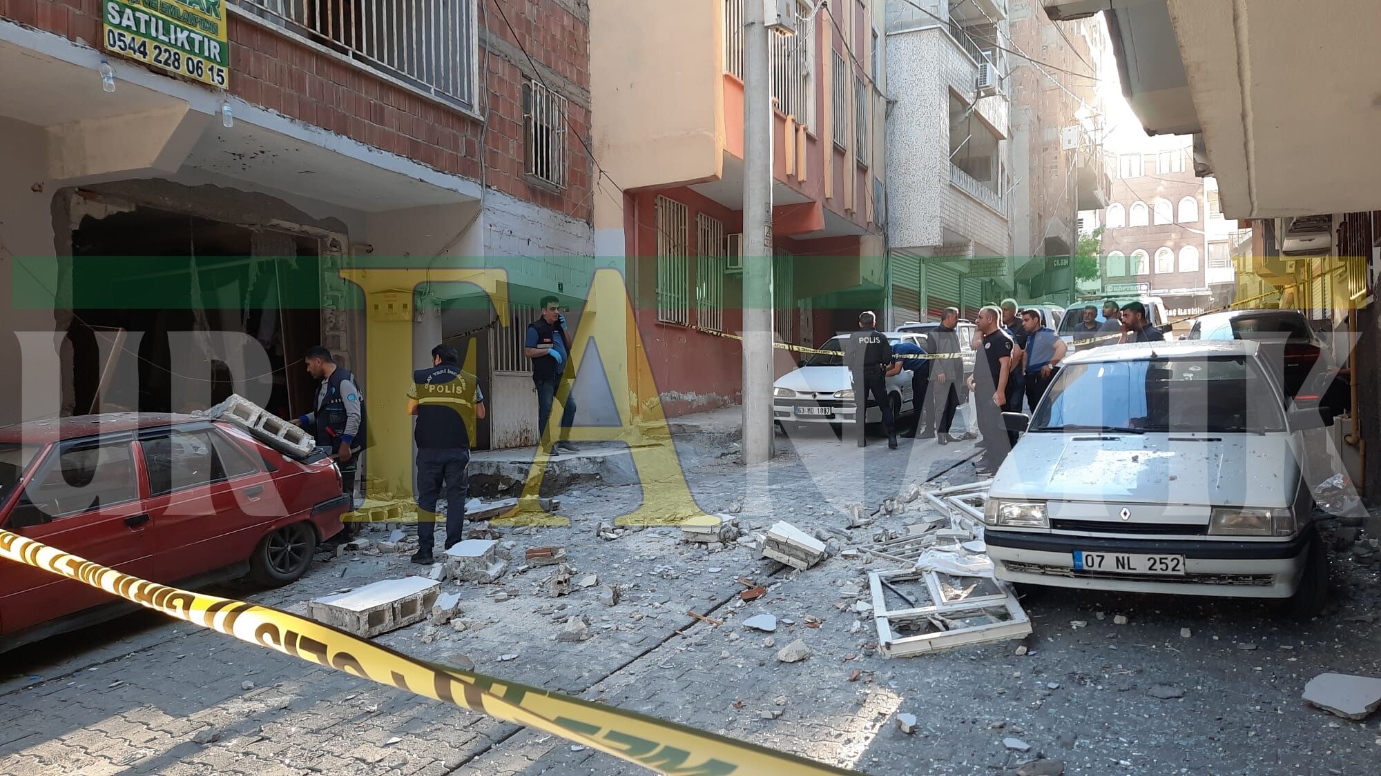 Haliliye'de 3 Katlı Apartmanda Patlama (8)