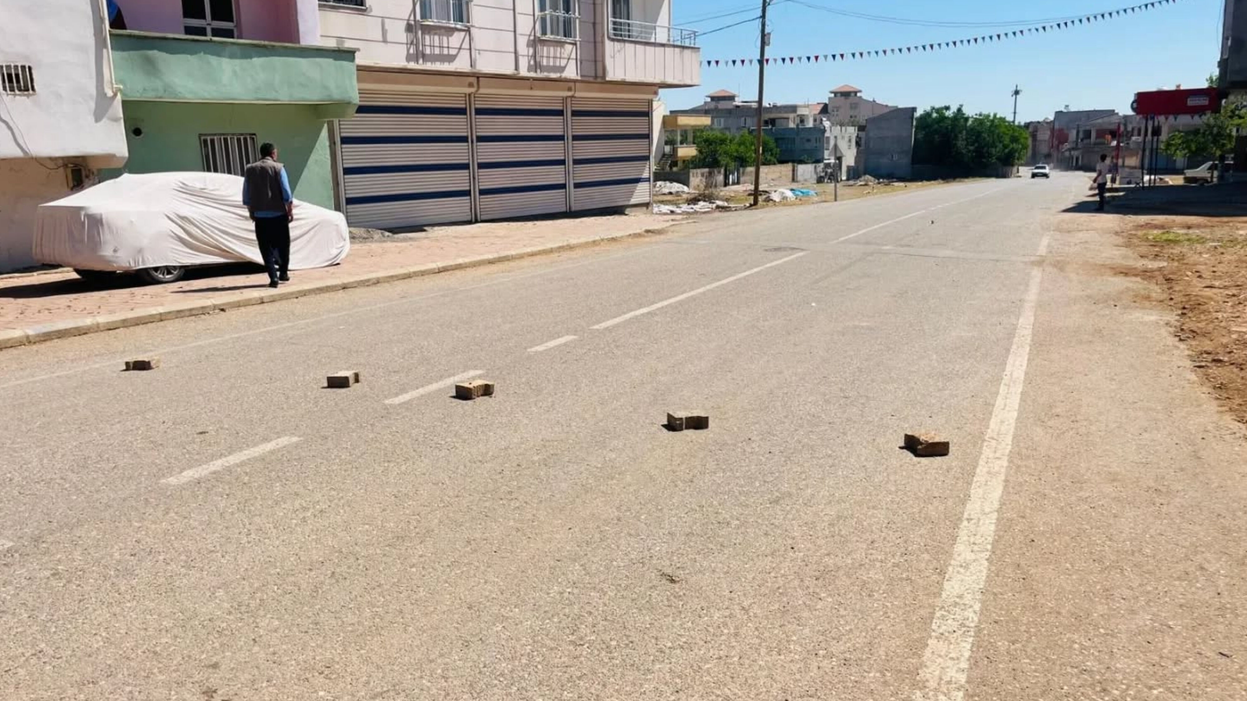 Hilvan’da Kaza Bardağı Taşırdı Vatandaşlar Yolu Kapattı (2)