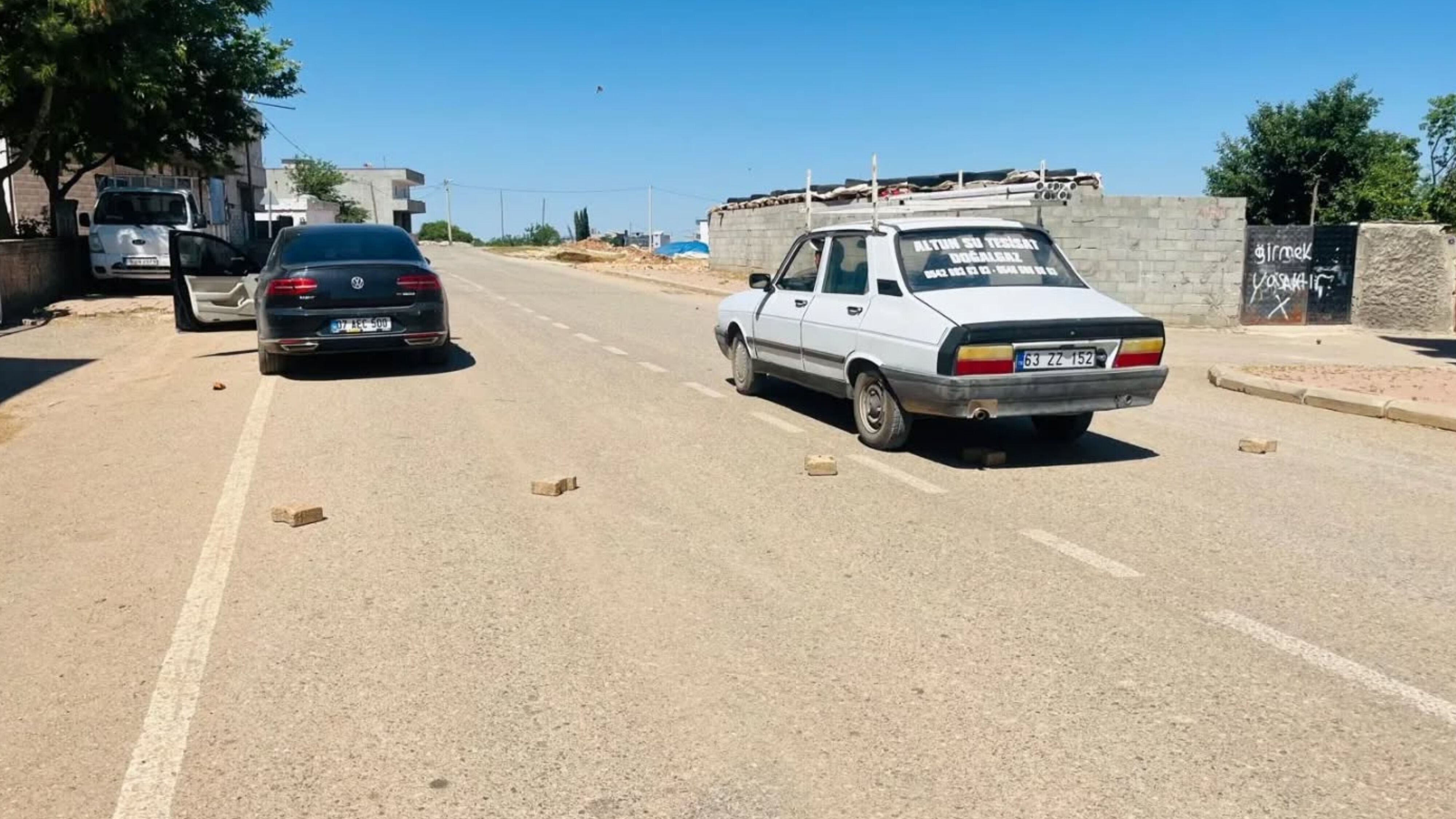 Hilvan’da Kaza Bardağı Taşırdı Vatandaşlar Yolu Kapattı (3)