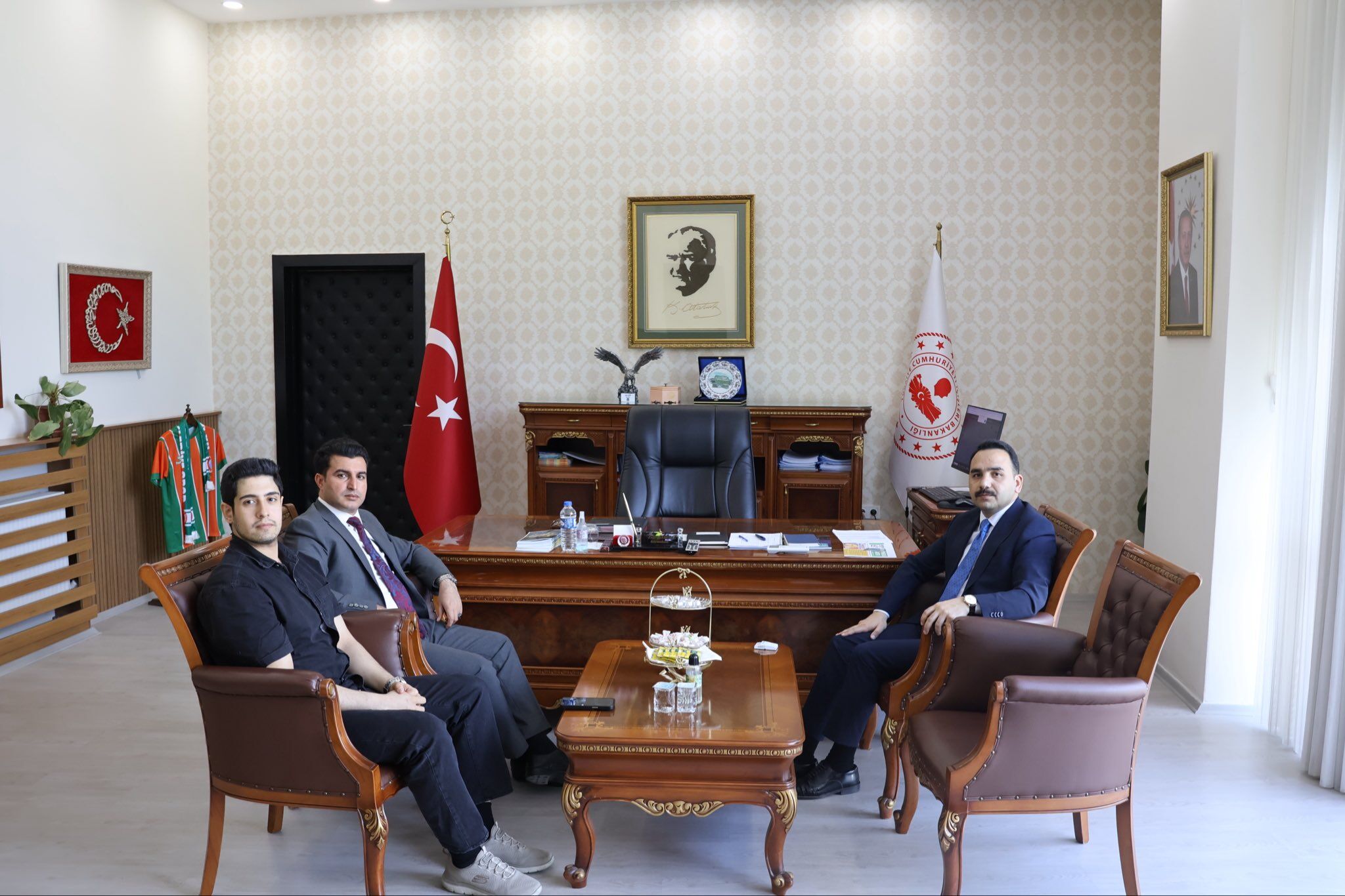 Hilvan'ın Yeni Kaymakamı Zafer Şahin Eski Mesai Arkadaşları Ve Vatandaşlarla Vedalaştı (4)