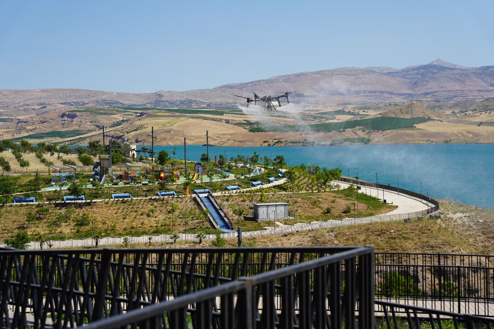 Kahta Belediyesi Millet Bahçesi'nde Drone Ile İlaçlama Yaptı 3