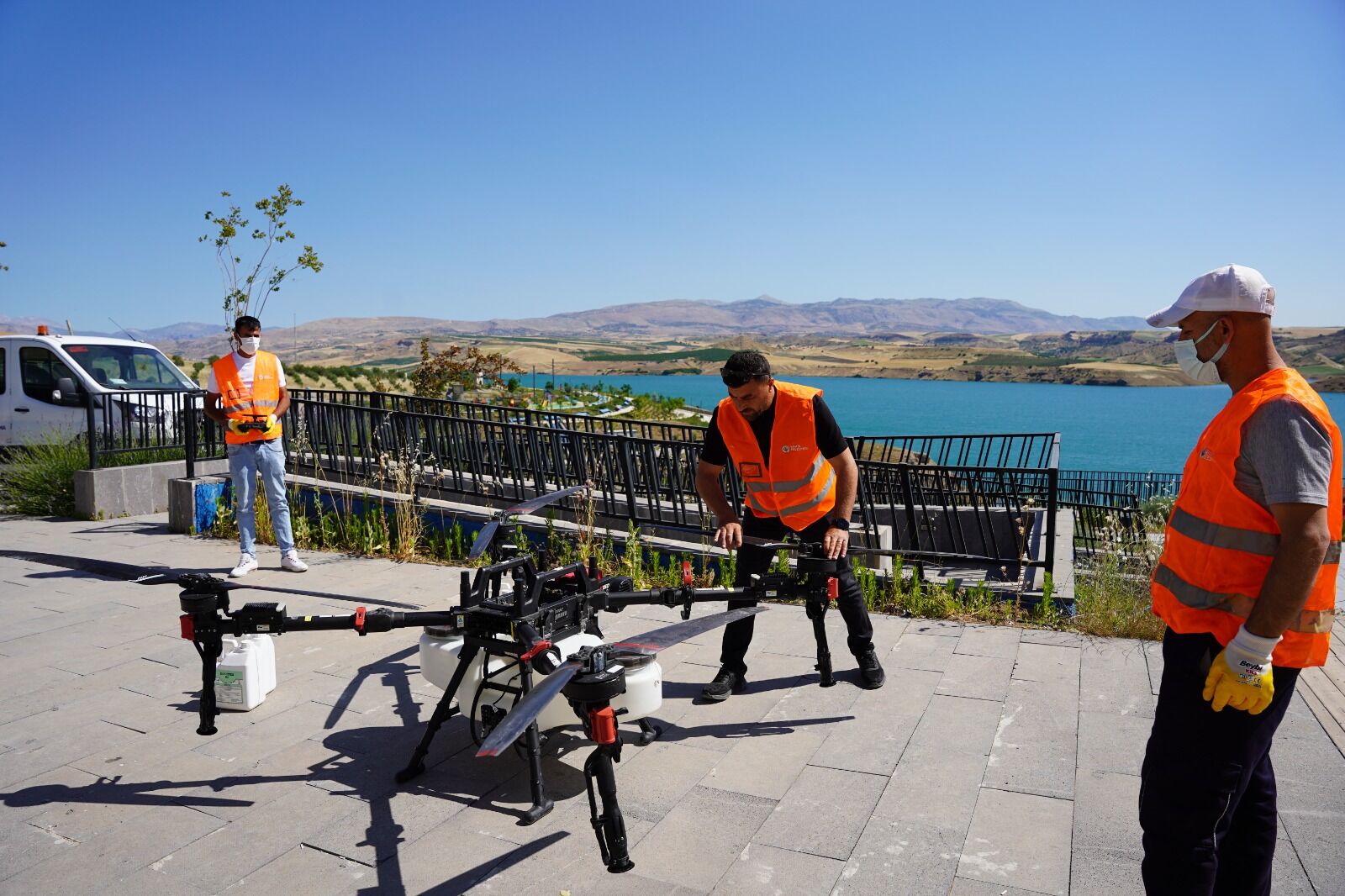 Kahta Belediyesi Millet Bahçesi'nde Drone Ile İlaçlama Yaptı