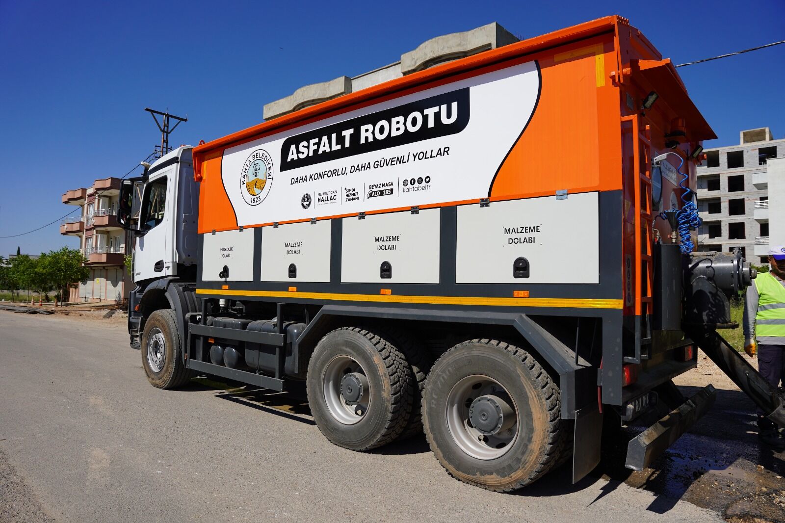 Kahta Belediyesi’nin Araç Filosu Güçleniyor Yeni Asfalt Yama Robotu Sahada (2)