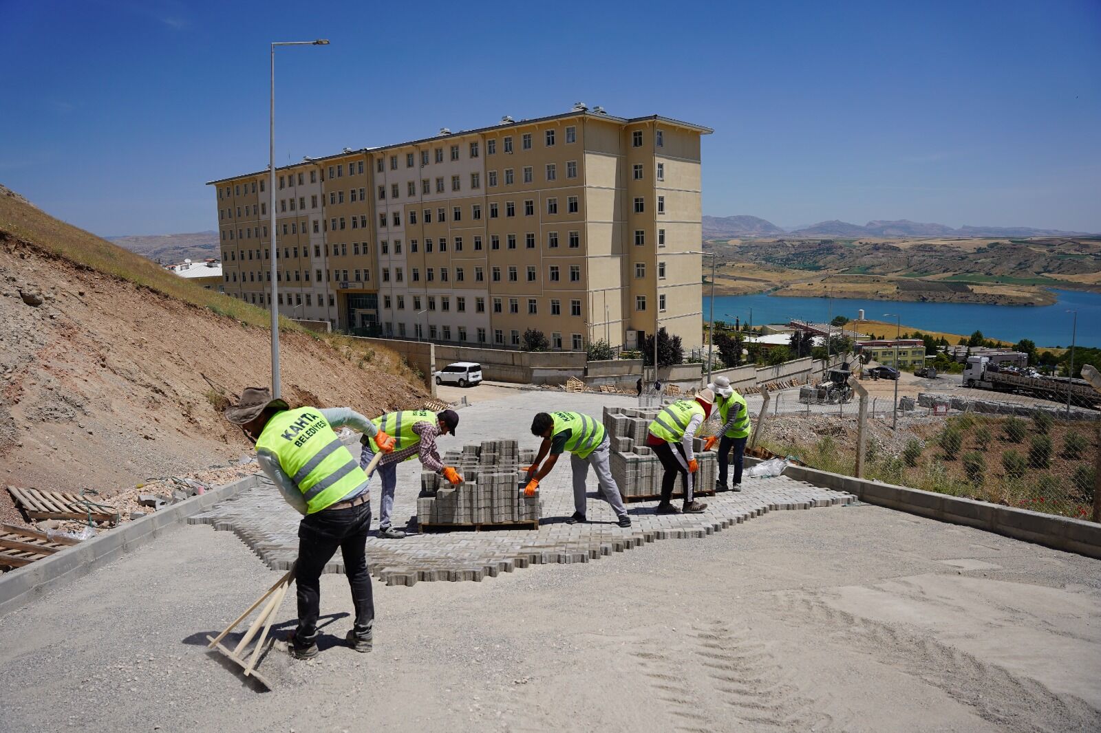 Kahta Meslek Yüksekokulu Yolu Yeni Yüzüyle Hizmete Sunuldu (1)