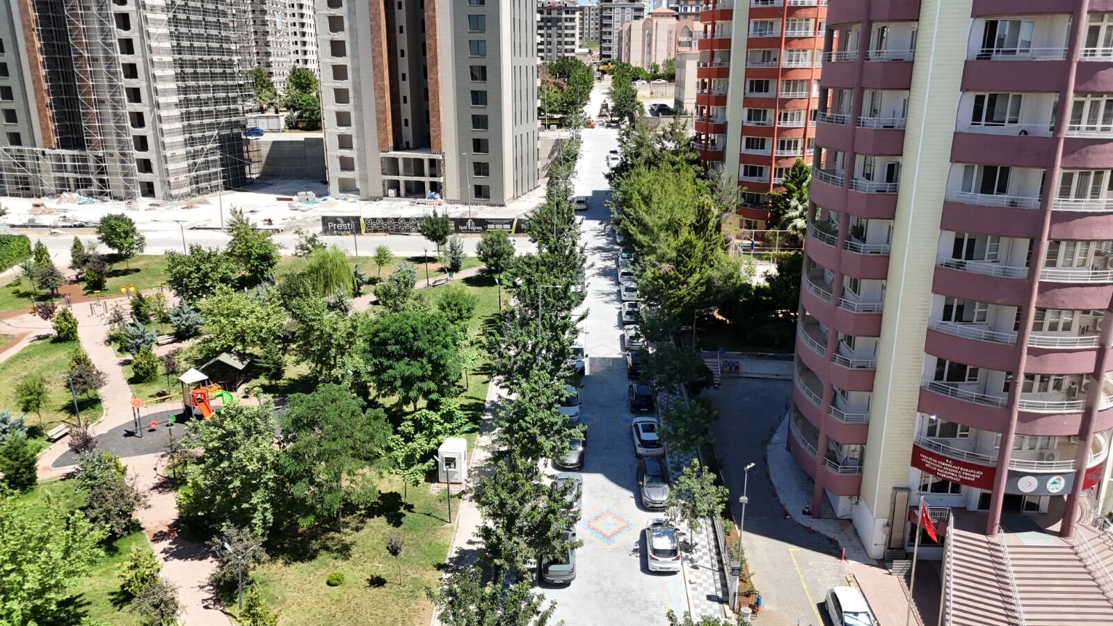 Karaköprü Belediyesi Doğukent’te Yolları Ve Kaldırımları Yeniliyor (1)