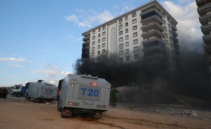 Karaköprü’de 10 Katlı Binadaki Yangını Polis Ve Jandarma Toma’ları Söndürdü (1)