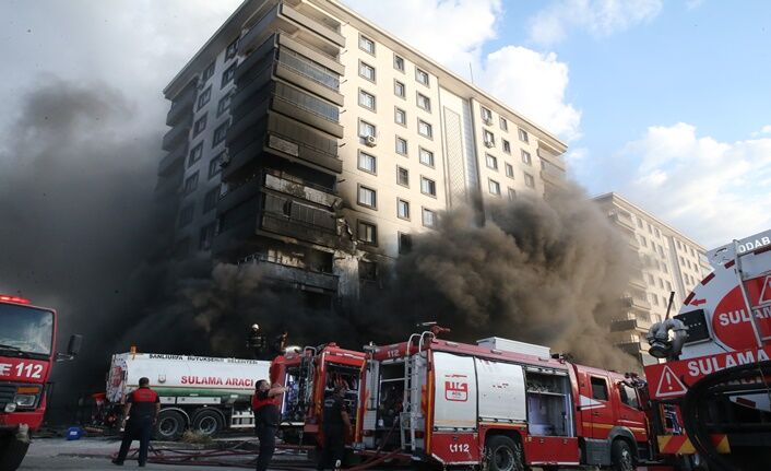 Karaköprü’de 10 Katlı Binadaki Yangını Polis Ve Jandarma Toma’ları Söndürdü (5)