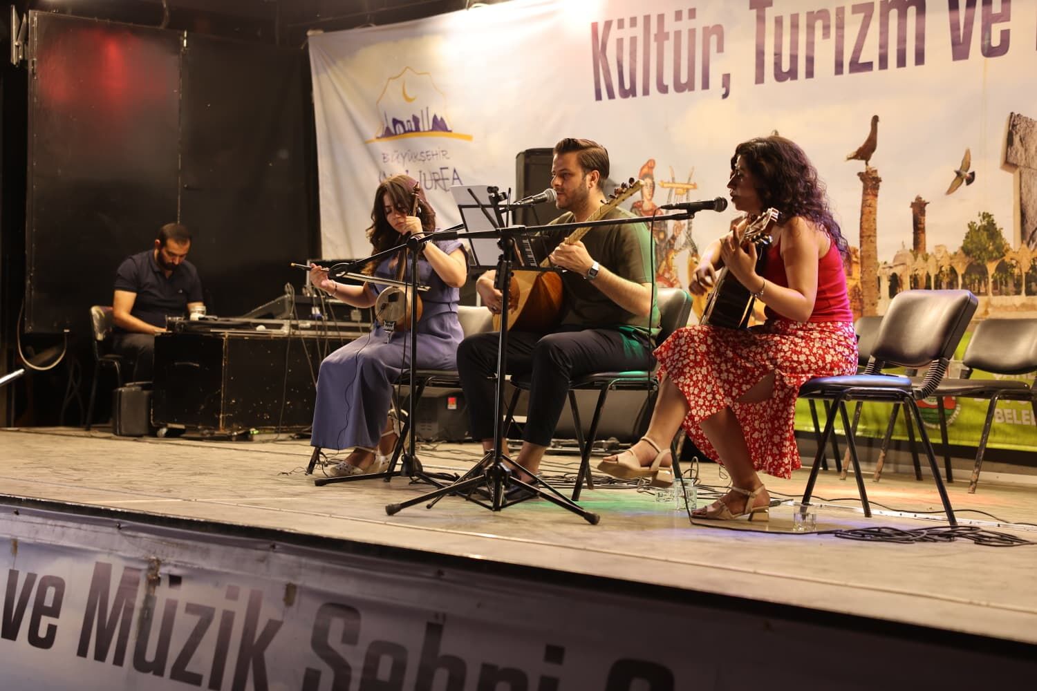 Karaköprü’de Açik Hava Müzi̇k Di̇nleti̇si̇ Sanatseverleri̇ Buluşturdu (3)