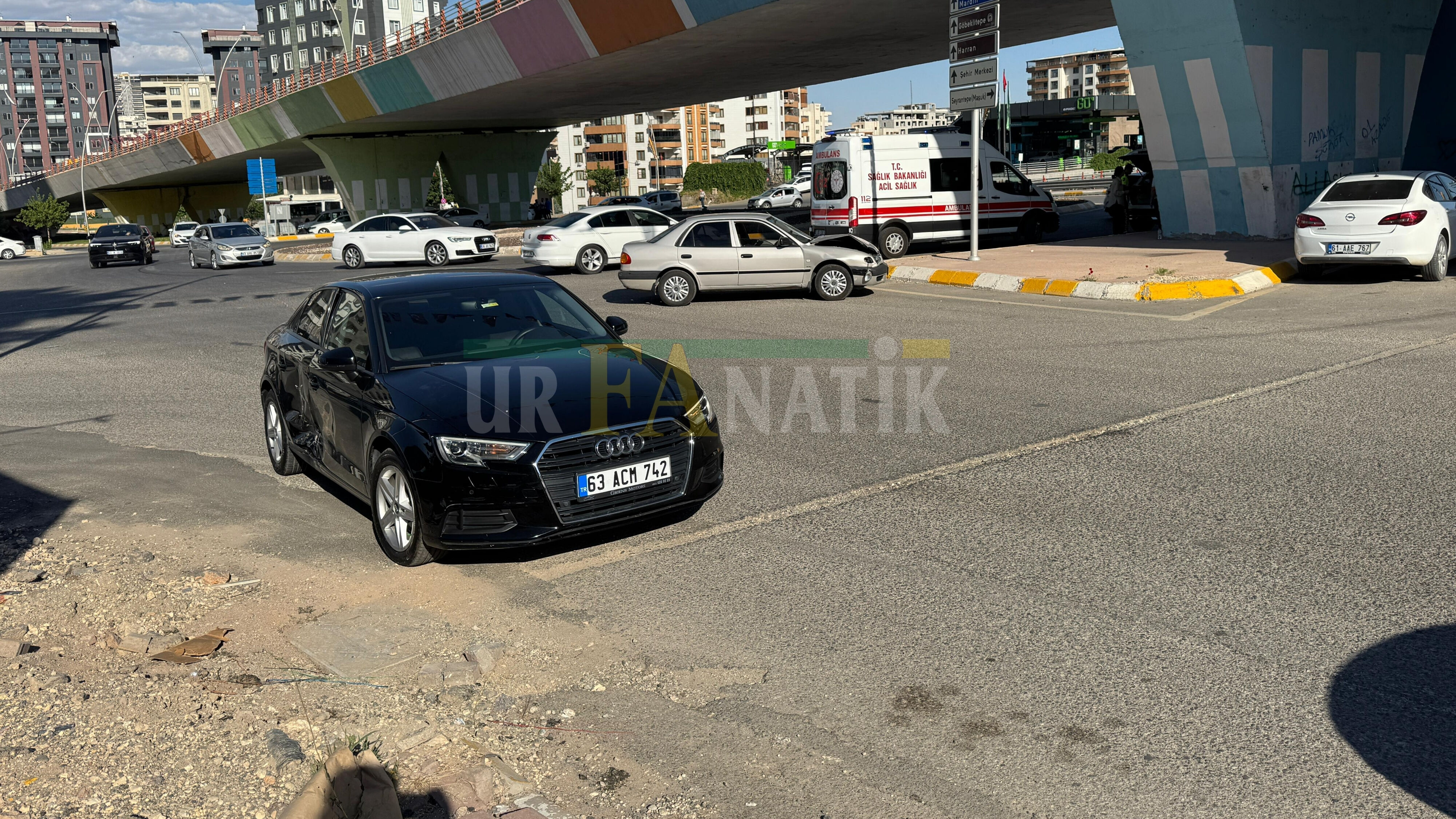Karaköprü'de İki̇ Otomobi̇l Çarpişti 2 Yarali