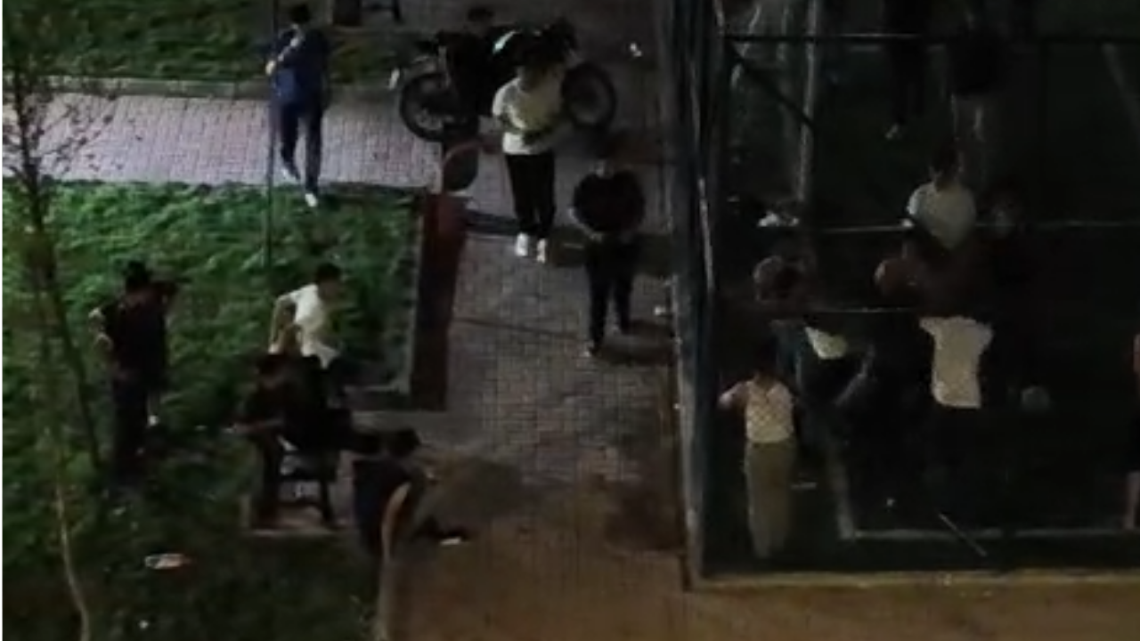 Karaköprü'de Saha İçerisinde Gençlerin Kavgası Kameraya Yansıdı3