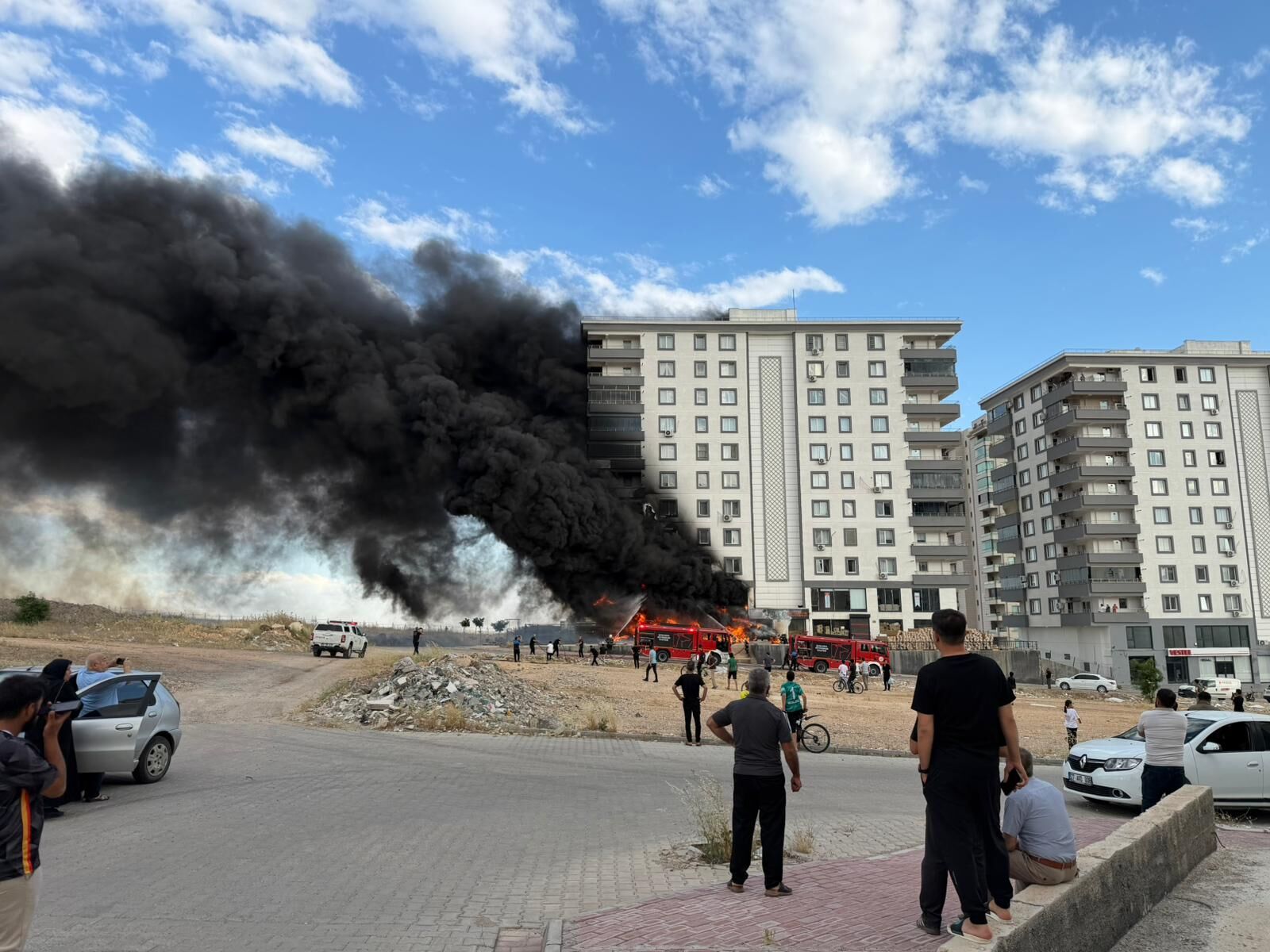 Karaköprü’deki 10 Katlı Binada Çıkan Yangının Güvenlik Kamerası Görüntüleri Ortaya Çıktı! (3)