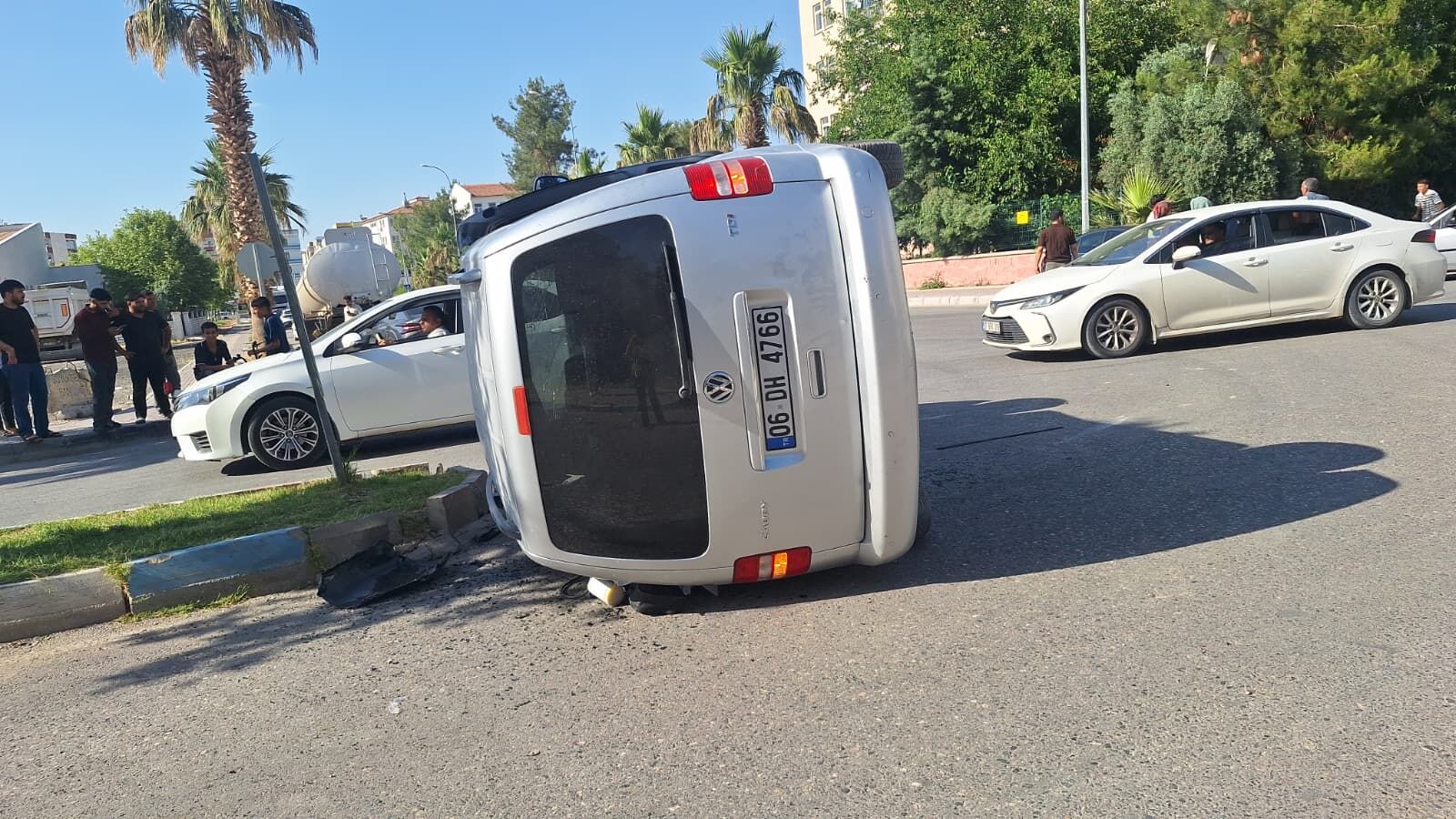 Şanlıurfa Birecik'te Hafif Ticari Araç Ile Otomobil Çarpıştı