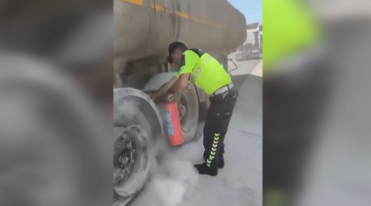 Şanliurfa Gazi̇antep Otoyolunda Yangin 1