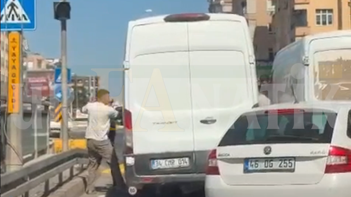 Şanlıurfa Haliliye'de Kırmızı Işıkta Bekleyen Araca Saldırı Kamerada
