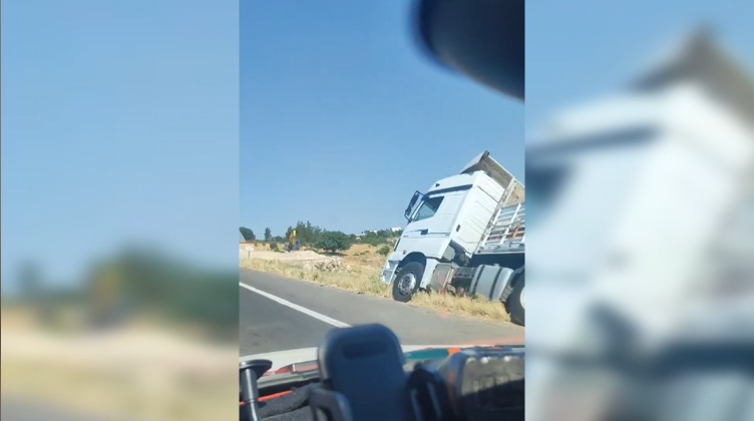 Şanlıurfa Suruç Yolunda Tır Şarampole Devrildi-1