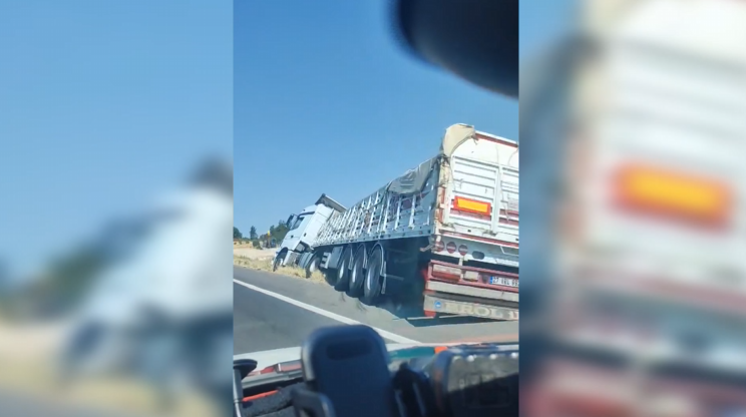 Şanlıurfa Suruç Yolunda Tır Şarampole Devrildi-2