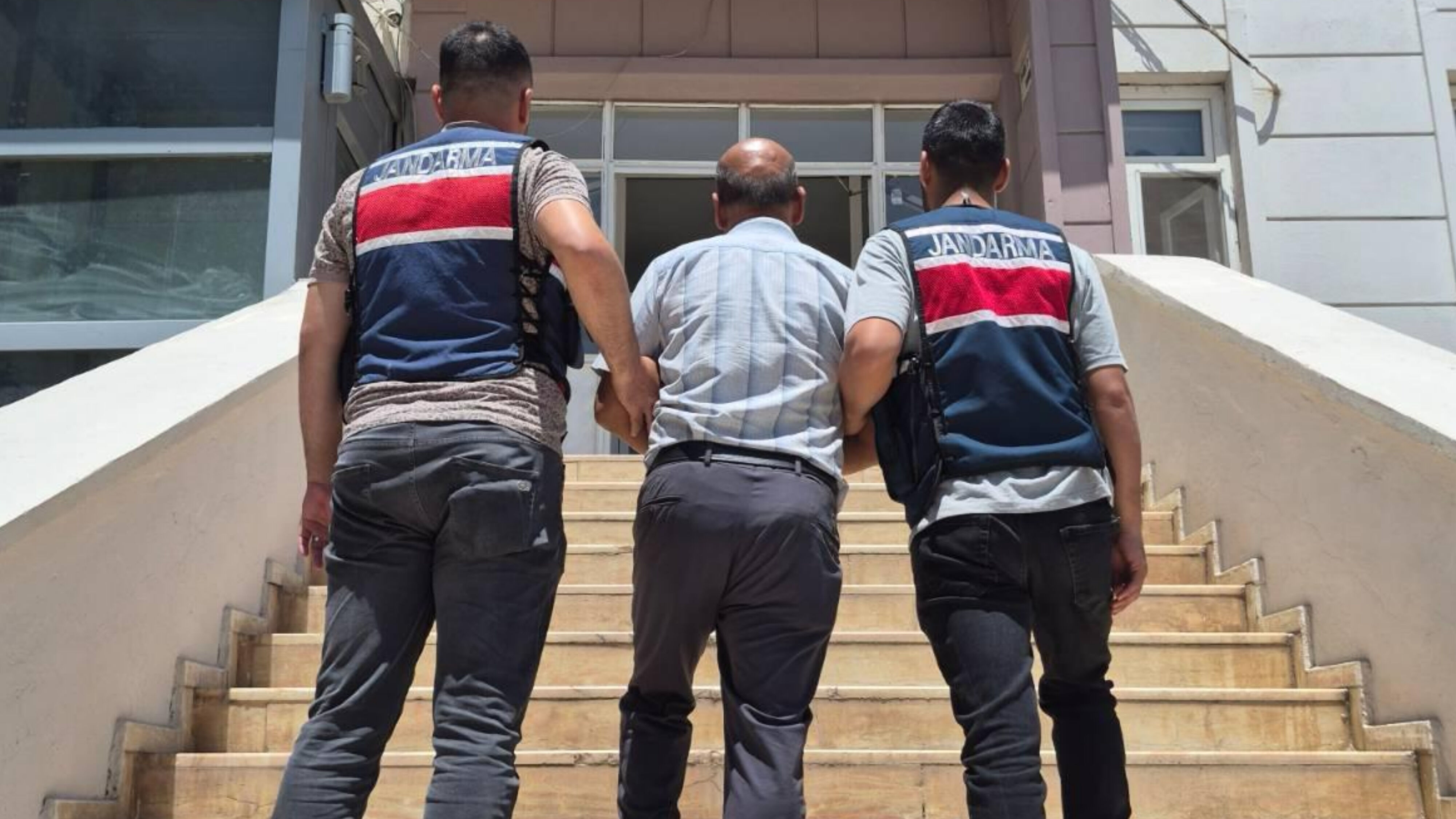 Şanlıurfa’da Aranan 2 Hükümlü Jandarma Tarafından Kıskıvrak Yakalandı (2)