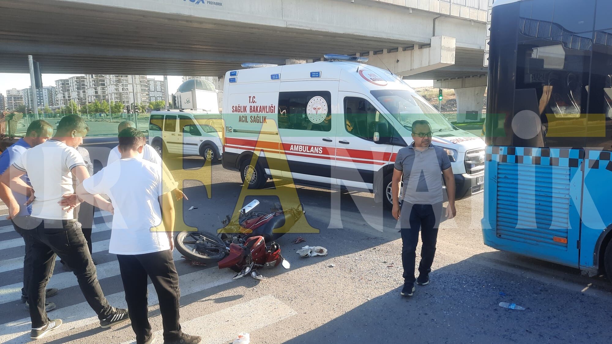 Şanlıurfa’da Halk Otobüsüne Çarpan Motosiklet Sürücüsü Ölümden Döndü (1)