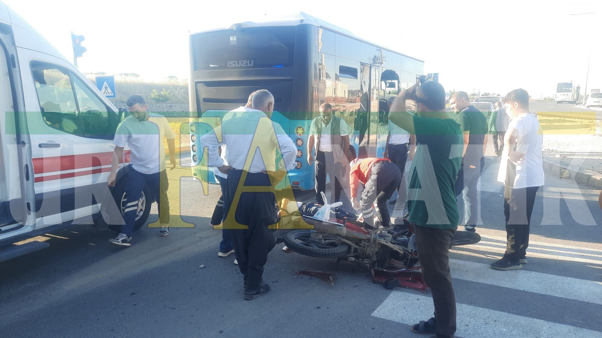 Şanlıurfa’da Halk Otobüsüne Çarpan Motosiklet Sürücüsü Ölümden Döndü (2)