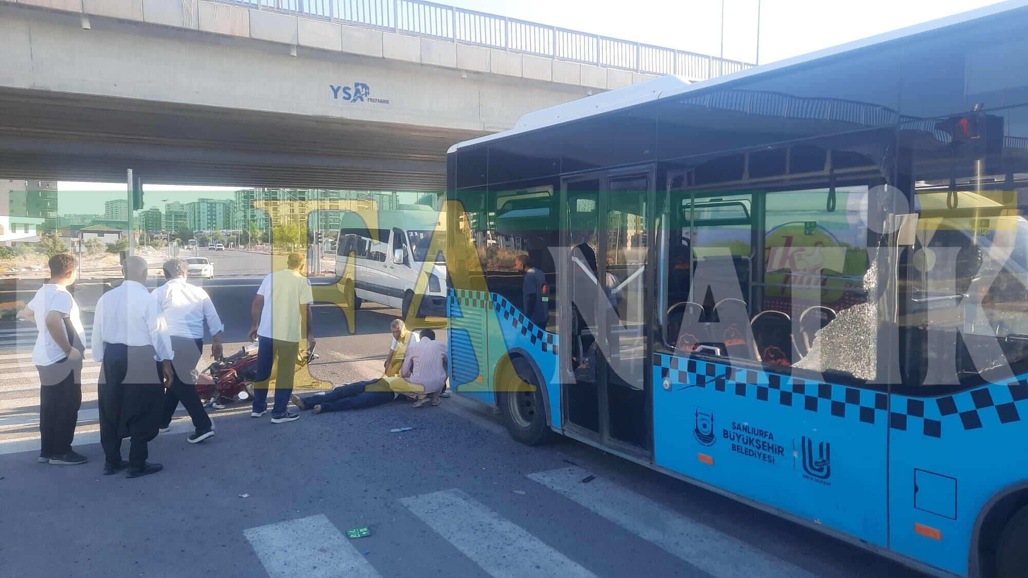 Şanlıurfa’da Halk Otobüsüne Çarpan Motosiklet Sürücüsü Ölümden Döndü (3)