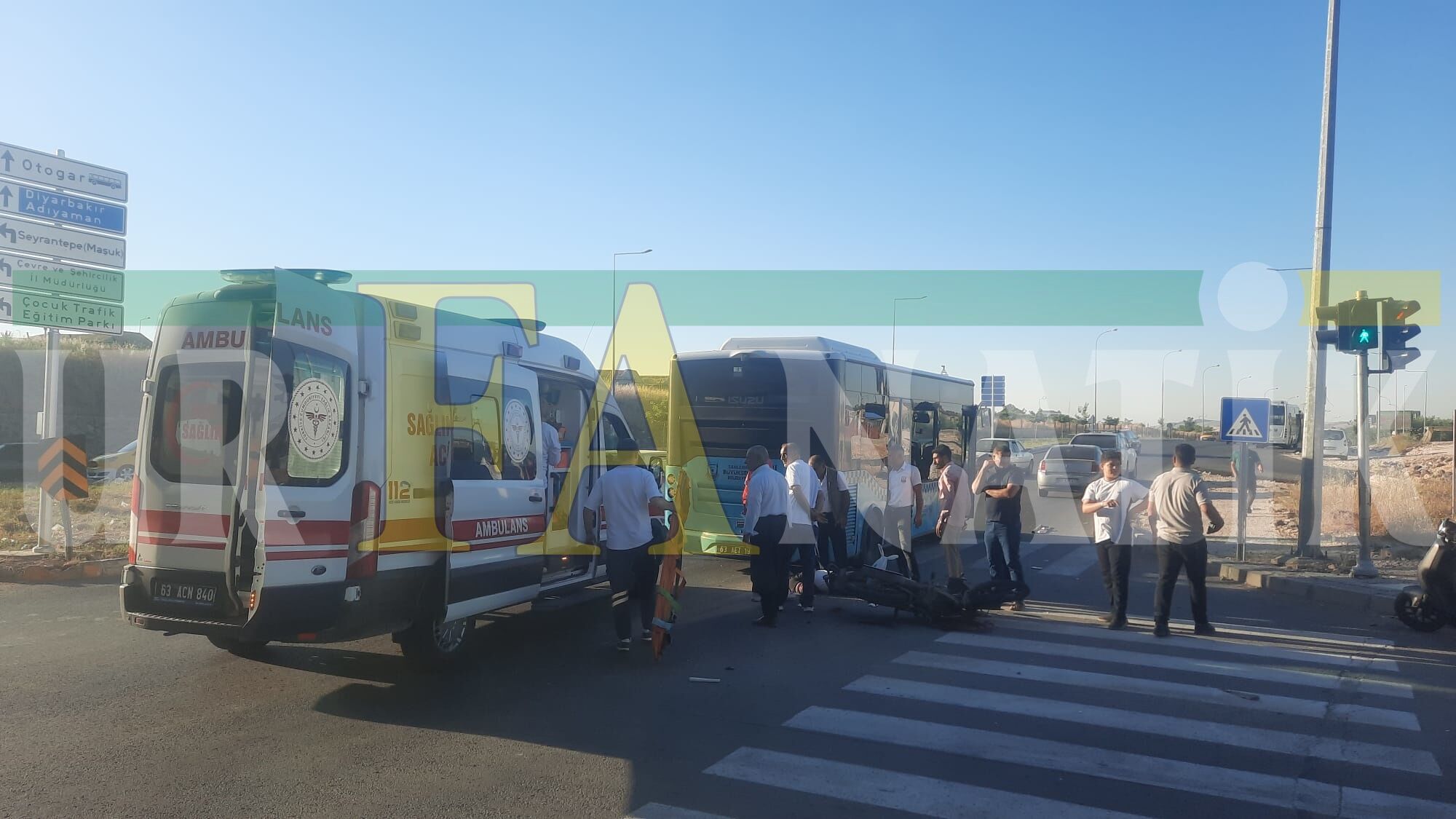 Şanlıurfa’da Halk Otobüsüne Çarpan Motosiklet Sürücüsü Ölümden Döndü (5)