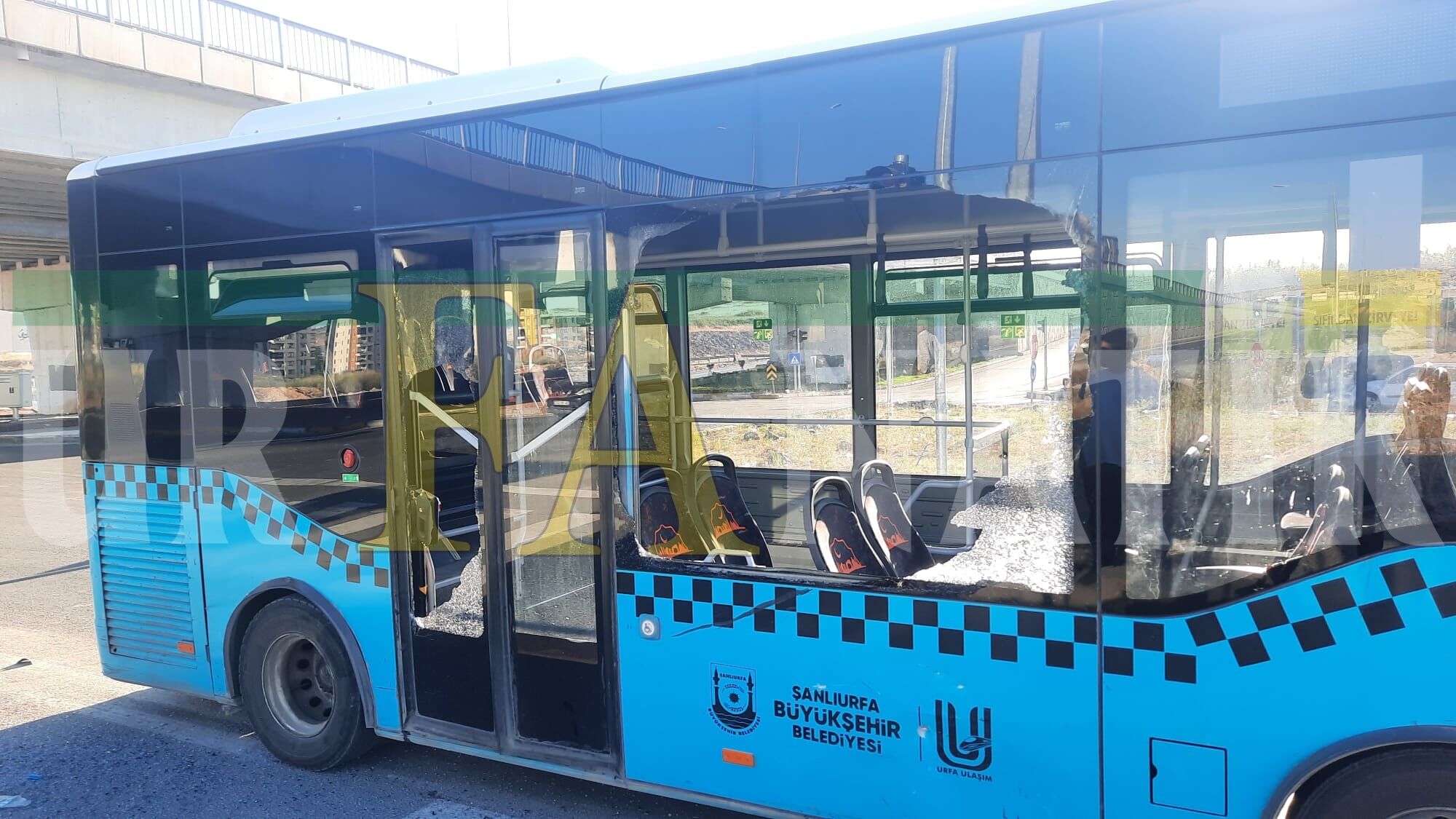 Şanlıurfa’da Halk Otobüsüne Çarpan Motosiklet Sürücüsü Ölümden Döndü (6)