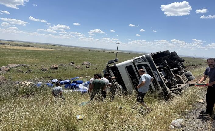 Şanlıurfa’da Yağ Yüklü Tır Şarampole Devrildi (2)
