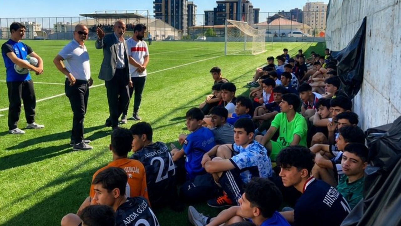 Şanlıurfaspor’un Efsane Futbolcuları, Karaköprü Belediyespor’un Seçmelerine Katılarak Adaylara Başarılar Diledi (4)