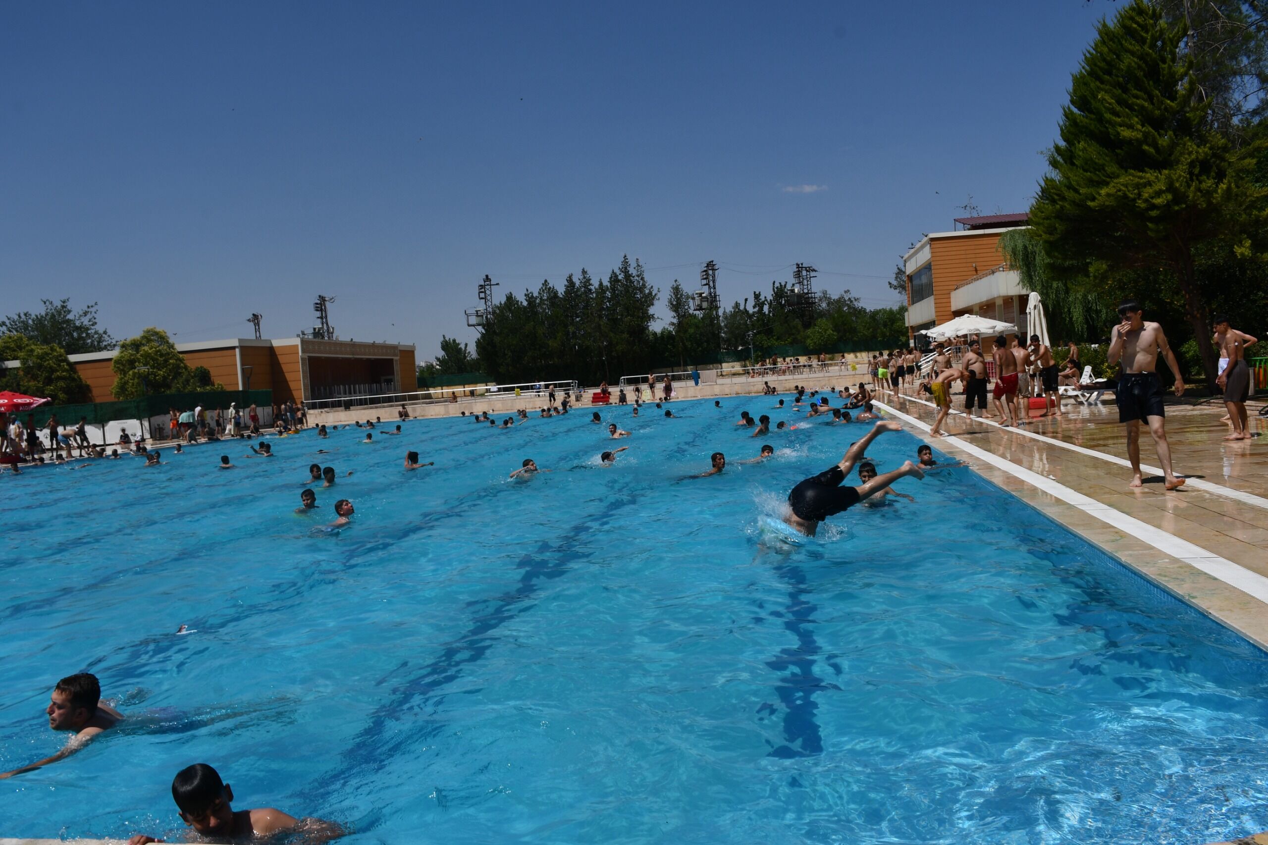 Siverek’te Olimpik Yüzme Havuzu Sezonu Açtı
