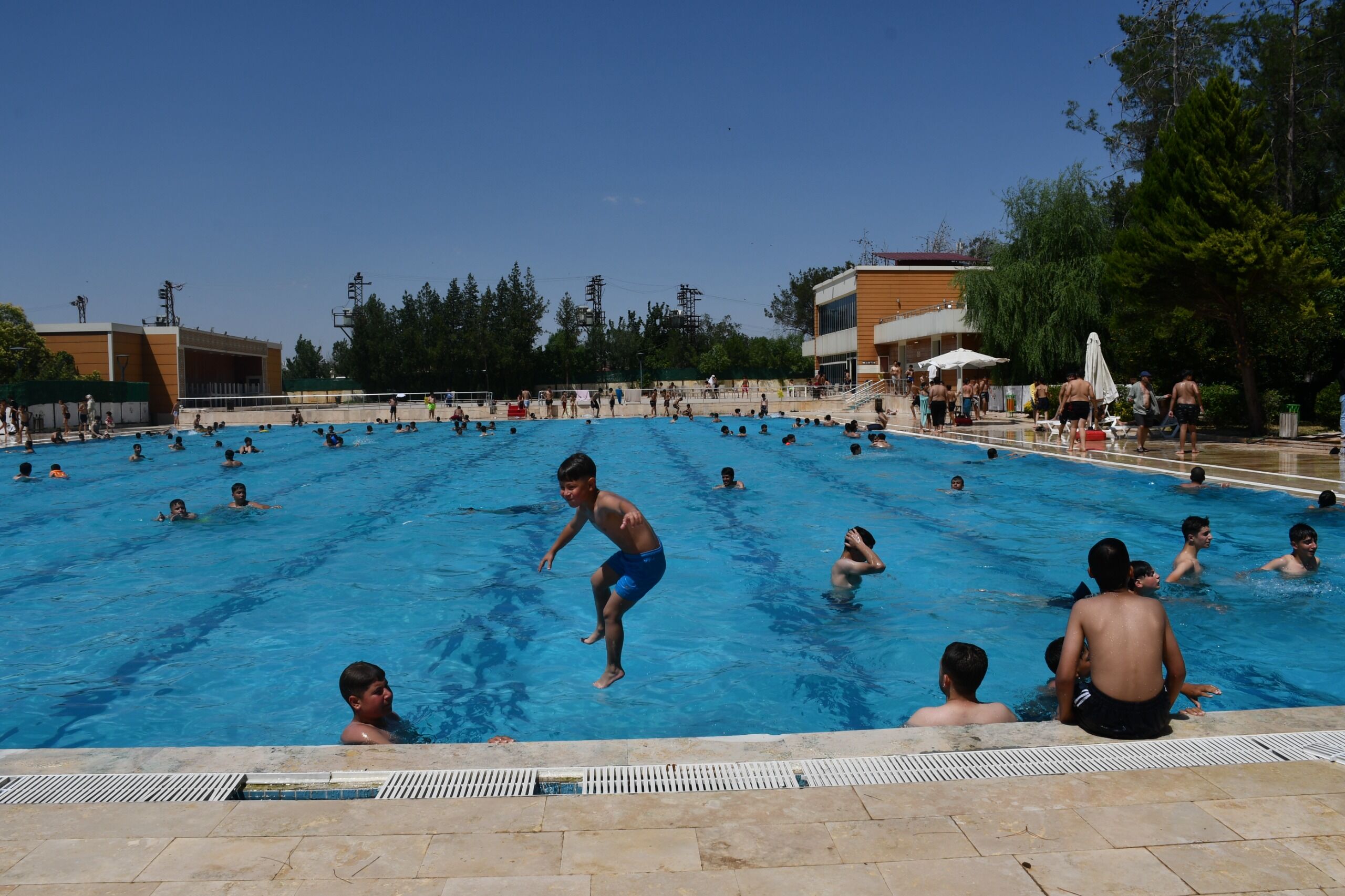 Siverek’te Olimpik Yüzme Havuzu Sezonu Açtı1