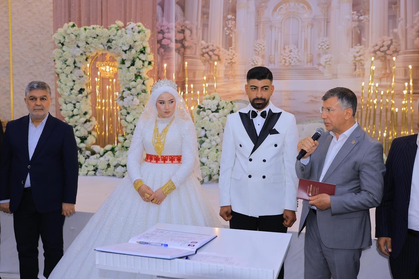 Si̇yasi̇ İsi̇mler Genç Çi̇fti̇ Yalniz Birakmadi